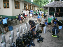 Peralatan menyelam (foto: dokumentasi Prodi Usaha Perjalanan Wisata Universitas Pelita Harapan)