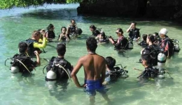 Pengenalan teknik dasar scuba diving (foto: dokumentasi Toga Tampubolon untuk Prodi Usaha Perjalanan Wisata Universitas Pelita Harapan)