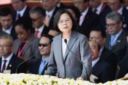 Presiden Taiwan Tsai Ing-wen menyampaikan sambutan pada Perayaan HUT ROC ke 108 di Istana Kepresidenan Taiwan.(Credit Foto : Sam YEH / AFP )