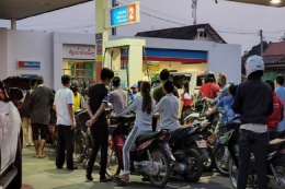 Masyarakat Laos mengantre beramai-ramai untuk membeli bensin di salah satu pom bensin di kota Vientiane, Laos. | Sumber: RFA 