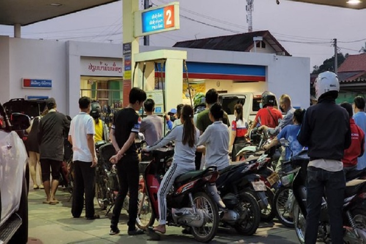 Masyarakat Laos mengantre beramai-ramai untuk membeli bensin di salah satu pom bensin di kota Vientiane, Laos. | Sumber: RFA 