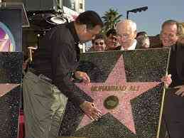 Muhammad Ali saat menerima penghargaan/sumber: idquoracom