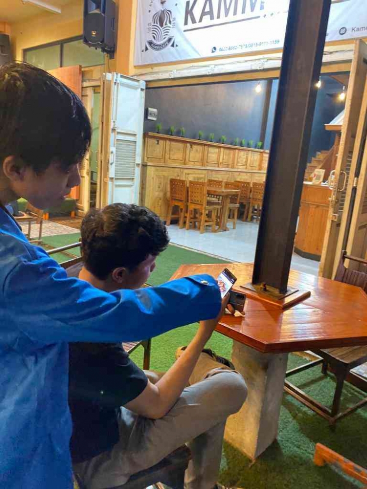 foto Pelanggan menggunakan aplikasi yang dibuat mahasiswa unpam