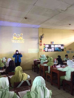 Gambar 1. Mahasiswa Teknik Informatikka UNPAM mengajar di kelas 4 SD Muhammadiyah 3 Ciledug (Dokpri)