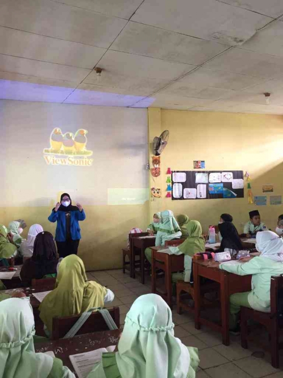 Gambar 1. Mahasiswa Teknik Informatikka UNPAM mengajar di kelas 4 SD Muhammadiyah 3 Ciledug (Dokpri)