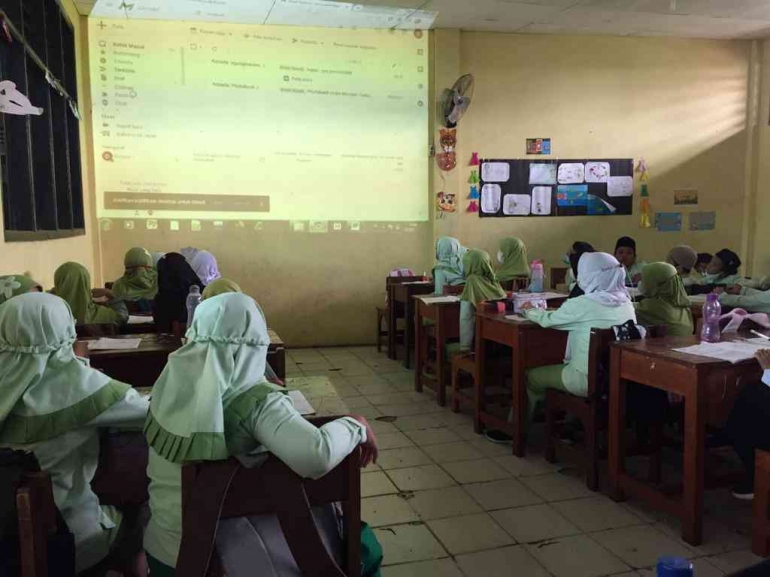 Gambar 2. Suasana belajar siswa kelas 4 SD Muhammadiyah 3 Ciledug oleh Mahasiswa Teknik Informatika UNPAM  (Dokpri)