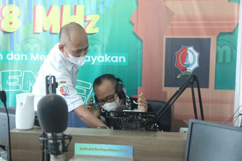 Penyiar Malowopati Iwan bersama Plt Kadin Kominfo Bontang Dasuki mencoba mengudara pada siaran siang, Selasa (28/6/2022). Dok. Pribadi