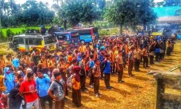 Puluhan siswa dan mahasiswa Yayasan Maraqitta'limat sedang berbaris mendengar arahan Ketua Panitia Perkemahan di Lombok Utara (Dokpri).