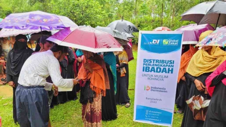 Para pengungsi Rohingya di Cox's Bazar menerima bantuan perlengkapan ibadah dari tim ACT. (ACTNews) 