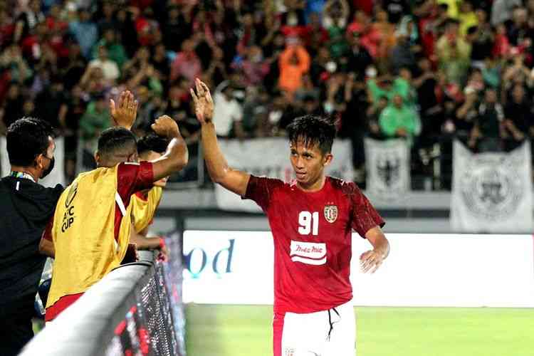 Penyerang Bali United Muhammad Rahmat merayakan gol ke gawang Kedah Darul Aman FC dalam laga pertama Grup G AFC Cup 2022 di Stadion Kapten I Wayan Dipta, Gianyar, Bali, pada Jumat (24/6/2022) malam WIB.(KOMPAS.com/SUCI RAHAYU) 