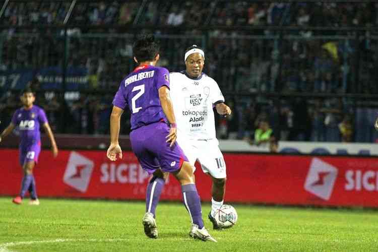 Legenda sepak bola dunia, Ronaldinho, kala melakoni laga persahabatan di Trofeo Nusantara | Sumber: Kompas.com