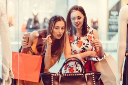 Ilustrasi wanita sedang berbelanja barang mewah di sebuah pusat perbelanjaan. Sumber foto : Business of fashion