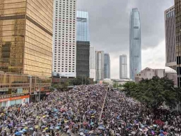 Masyarakat Hong Kong melakukan demonstrasi pada bulan Juni 2019. | Sumber: Wikipedia