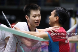 Sportifitas yang terjadi dilapangan dengan pelukan sesama pemain yang ditampilkan oleh Muhammad Ahsan (Foto : Badminton Photo)