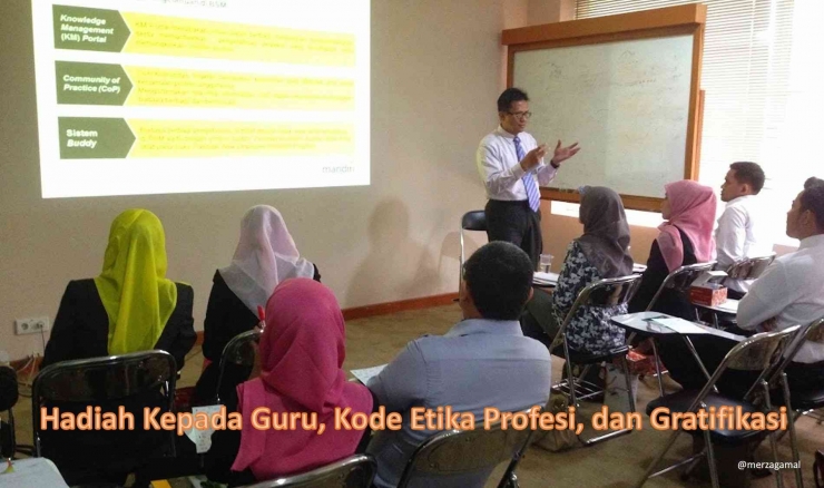 Image:  Hadiah Kepada Guru, Kode Etik Profesi, dan Gratifikasi (Photo by Merza Gamal)