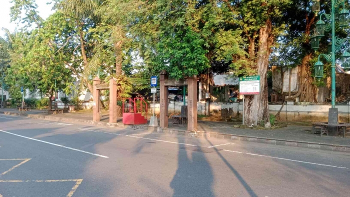 Halte BST di depan Pasar Triwindu. - Dokumen Pribadi.