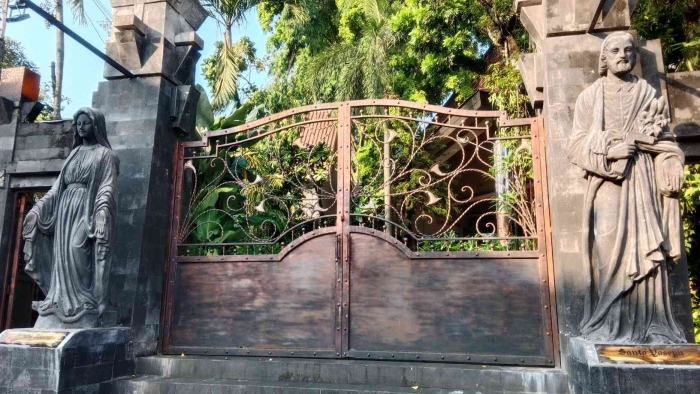 Bunda Maria dan St. Yosef di depan pintu gerbang Gua Maria Mojosongo. - Dokumen Pribadi.