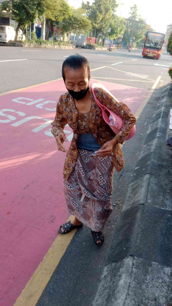 Potret seorang simbah yang membawa kartu e-money untuk naik feeder BST. - Dokumetasi Pribadi