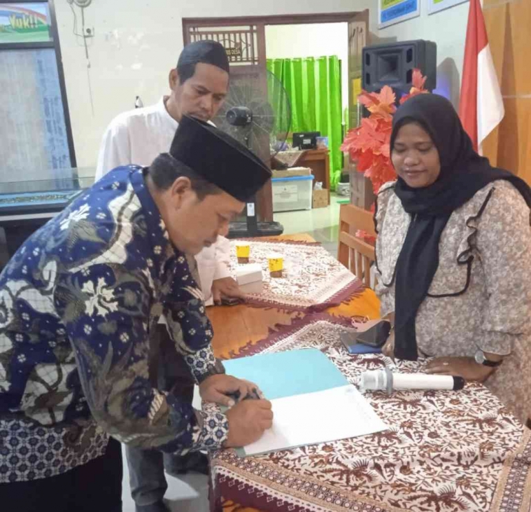 Kepala Desa Randusanga Kulon melakukan penandatanganan dengan pengelola PKBM Bina Sejahtera Sigambir