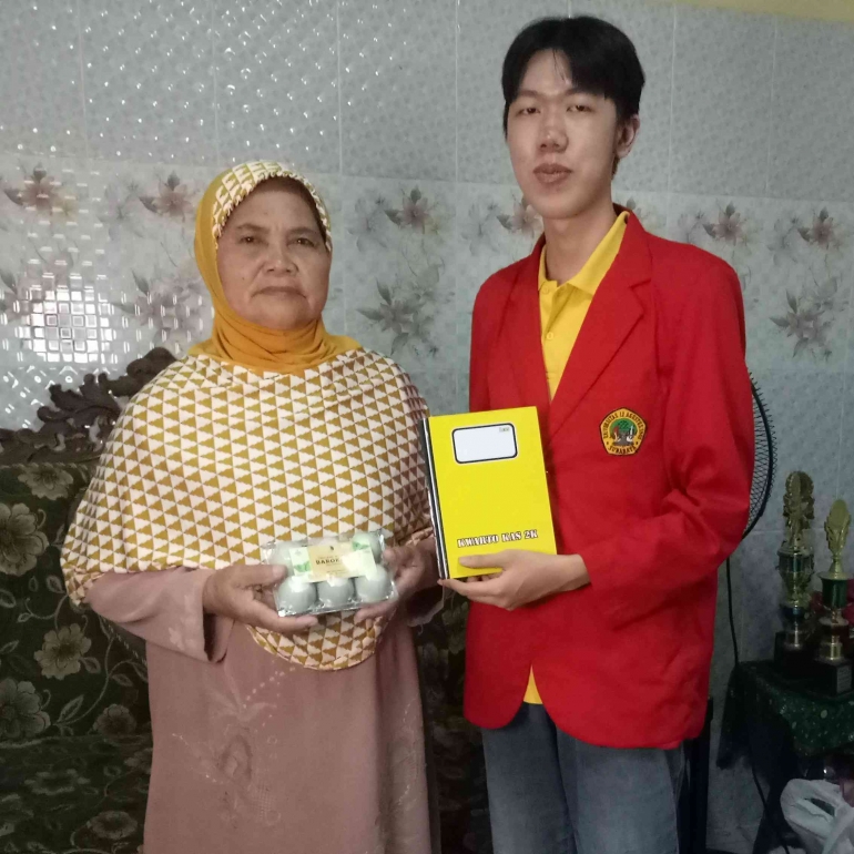 Peserta KKN reguler bersama Mitra Ibu Samiatun (63)  pemilik UMKM Telur Asin Bu Tun Barokah