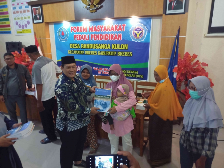 H. Affan Setiono, SE. Menyerahkan modul pembelajaran pada calon warga belajar. Dokpri.