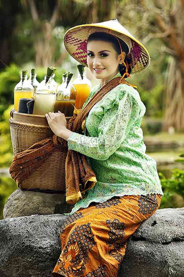 Sumber Foto: https://semarangpedia.com/sebanyak-596-peserta-ikuti-festival-ratu-jamu-gendong/