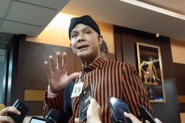 Gubernur Jawa Tengah Ganjar Pranowo usai rapat penanganan banjir rob di kantornya, Kamis (2/6/2022). (Foto: KOMPAS.com/RISKA FARASONALIA)