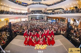Foto bersama member dan fans JKT48 di The Park Mall. (Sumber: Twitter/officialJKT48)