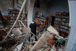 Salah satu perpustakaan yang rusak di Kota Chernihiv, Ukraina. Sumber foto: Sergey Dolzhenko (EPA-EFE)