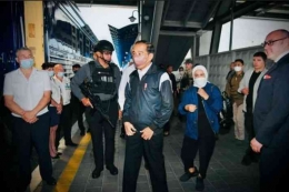 Presiden Jokowi dan Ibu Iriana ketika hendak naik kereta api menuju Kyiv pada Rabu, 28/6/2022 malam waktu Polandia. Sumber: Dok. Sekretariat Presiden 