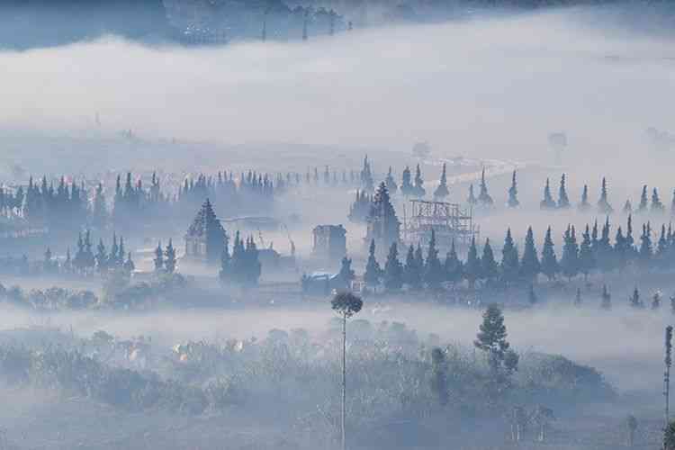 Candi Arjuna tertutupi kabut saat pagi hari/By Anggara Wikan Prasetya/Sumber:travel.kompas.com