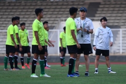 Pelatih timnas Indonesia Shin Tae-yong (kedua kanan) memberikan arahan kepada pesepak bola timnas U19. (ANTARA FOTO/Hafidz Mubarak A via kompas.com)