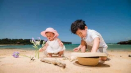 Berlibur di pantai, salah satu aktifitas yang bisa dilakukan anak saat liburan tiba. Gambar dari: kumparan.com