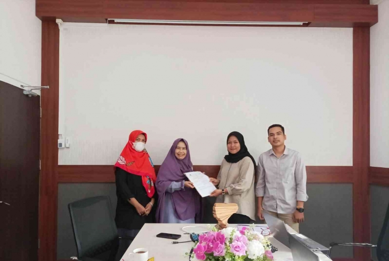 Dr. Farah Diba, S. Hut., M.Si selaku Dekan Fakultas Kehutanan UNTAN  melakukan kerjasama bersama YP terkait Beasiswa WBOCS. (Foto : Riduwan/YP).