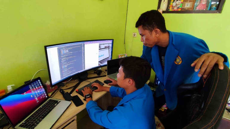 foto mahasiswa mengerjakan project di PT. Dhiatek Indo Jaya - Dokpri