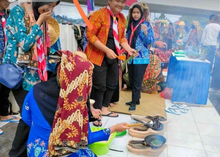 Anggota Pramuka Barito Utara saat mengikuti Festival Manumpi Jawaw. Sumber: Kwarcab Barito Utara 
