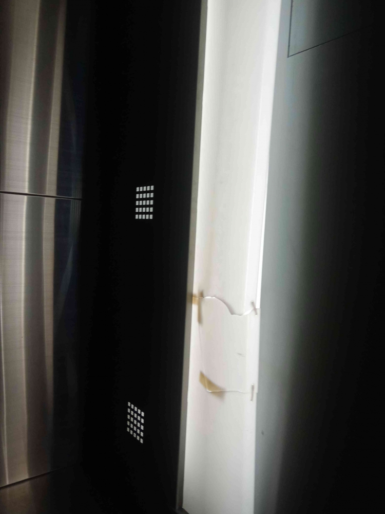 Kaca lampu dalam lift pecah bahayakan pengguna/Foto: Noval Verdian 