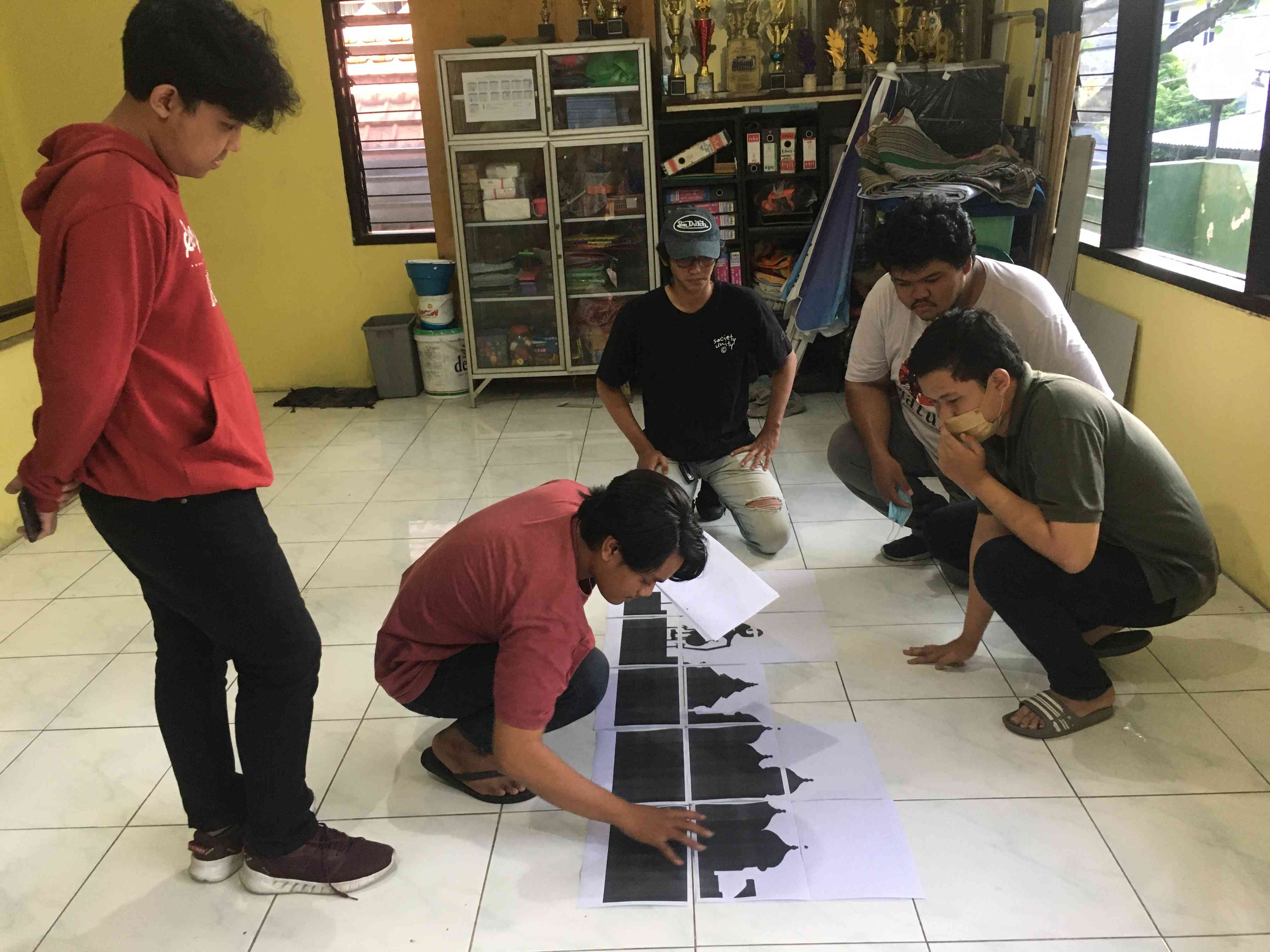 Lukisan Mural "Kampung Pancasila" Oleh Mahasiswa KKN-T 42 UPNVJT ...