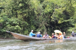 Perjuangan Bunda Literasi Kab. Kampar (Deswita Kamsol) Menelusuri sungai rantau Kampar Kiri Menuju Desa Terisolir(30/06/2022)