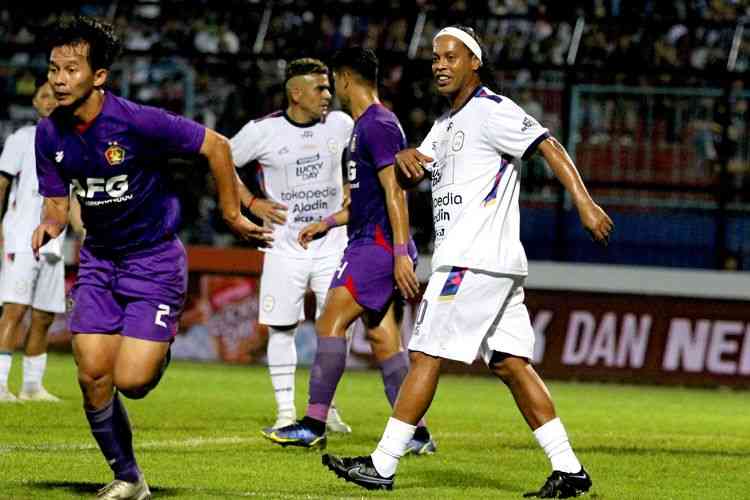 Ronaldinho di lapangan dengan umpan yang minim untuknya (Foto : kompas.com)