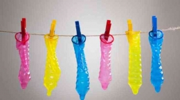 Ketika Atong Belajar Pakai Kondom di Sekolah (gambar: suara.com)
