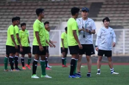 Pelatih timnas U-19 Indonesia Shin Tae-yong saat latihan bersama anak asuhnya jelang  Piala AFF U-19 2022:  ANTARA FOTO/Hafidz via Kompas.com