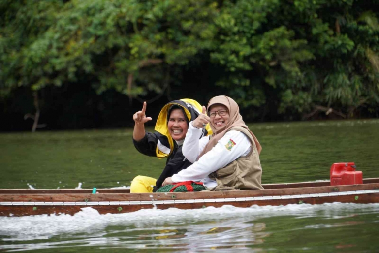 Srikandi Literasi(Ir. Nurhasani, MM dan Yanti Sriyulianti) saat mengarungi sungai menuju desa 3T (Tertinggal, Terisolir, Terpencil) 30/06/2022 