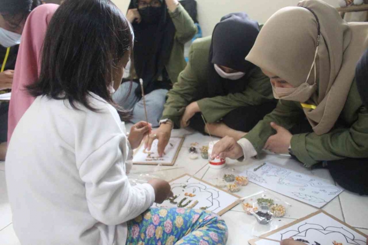 Foto kegiatan Pondok Belajar di Perpustakaan Jambangan. Sumber: Dokumen pribadi.