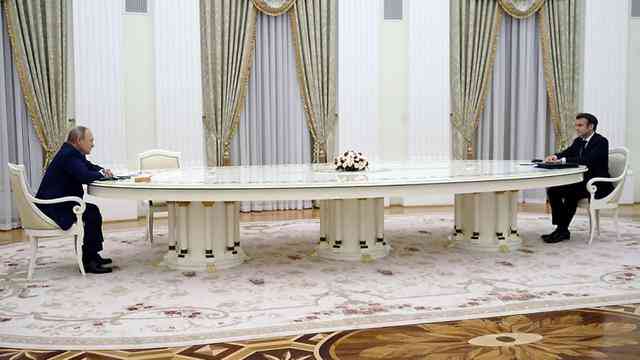 Pertemuan Emanuel macron, Presiden Prancis dan Vladimir Putin, presiden Rusia, di meja panjang (Kompas.com)
