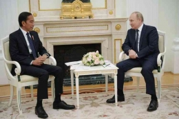 Pertemuan Presiden RI, Joko Widodo dan presiden Rusia, Vladimir putin (Gambar: AFP/Mikhail Klimentyev/Sputnik via thejakartapost.com)