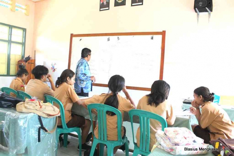 Foto ketika saya mengajar dalam Kelas di SMA Suria Atambua pada tahun 2019. (Foto: Dokpri).