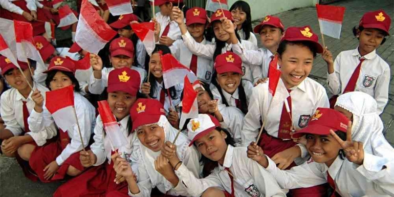 https://adilkurnia.wordpress.com/2016/07/01/apakah-benar-siswa-indonesia-bahagia-di-sekolah/