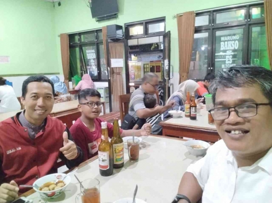 Bakso Tohir menemani kami bercengkrama. Dokpri. 