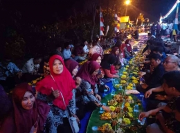 Makan bersama sepanjang jalan  1.69 KM, warga Dukuh Sigempol Randusanga Kulon Brebes